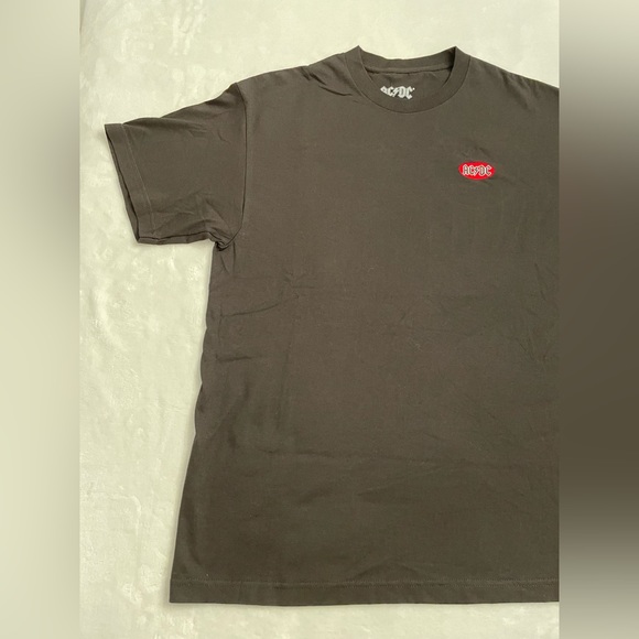 AC⚡️DC EMBROIDERED LOGO OFFICIALLY LICENSED  T-SHIRT MENS XL (NEW WITHOUT TAGS) - Picture 3 of 10